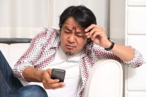 遠近両用メガネだと老眼である事がバレずに済むのだろうか?